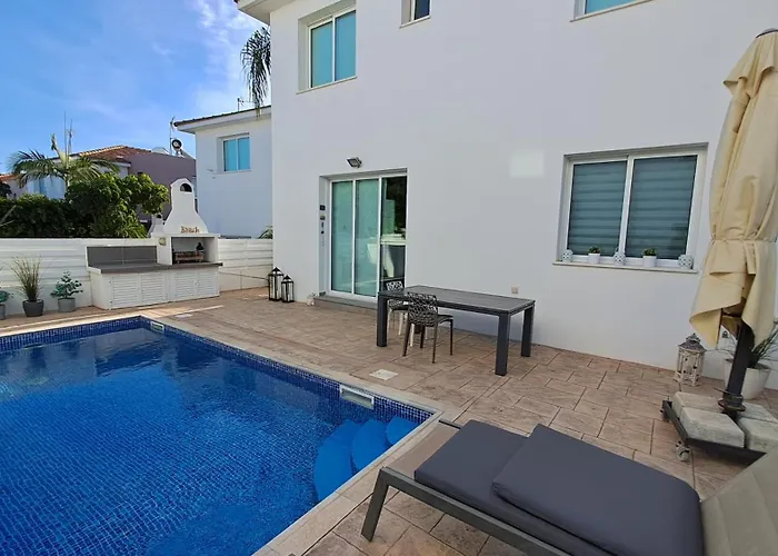 Relaxing Avra With Private Pool & Garden Near Protaras Prázdninový dům Paralimni